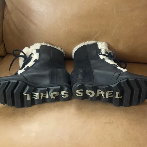 UGG Black and Cream Lace-Up Winter Boots - Picture 3 of 5